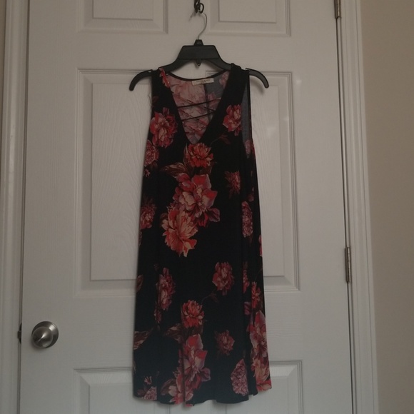 Black dress designed with red Roses - Picture 1 of 1